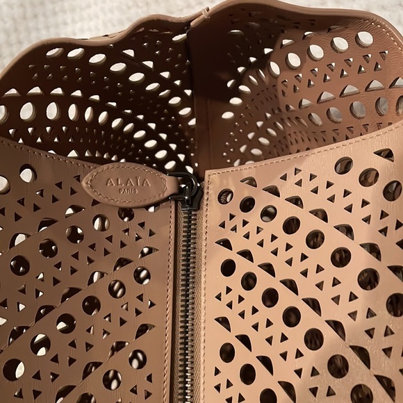 ALAÏA large Mina laser-cut tote bag beach bag - Picture 6 of 10